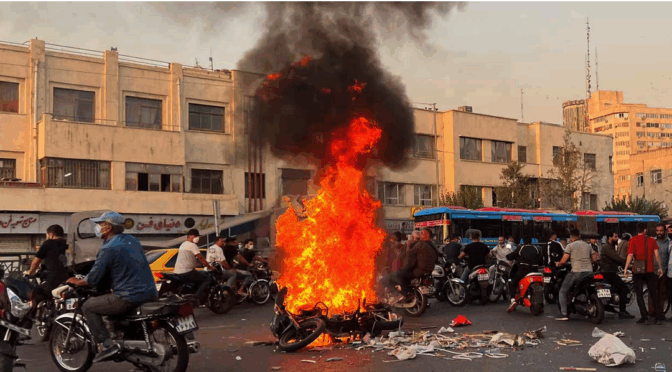Irán: Un levantamiento asediado desde dentro y desde fuera. Tres perspectivas.